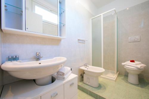 biała łazienka z umywalką i toaletą w obiekcie La Vista w Como
