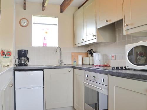 A kitchen or kitchenette at Shrimp Cottage 