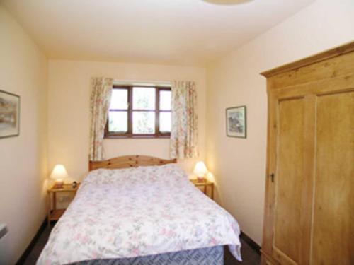 A bed or beds in a room at No 3 Willow Cottage 