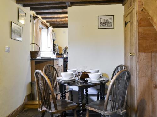 A restaurant or other place to eat at Buckshead Eco Cottage 