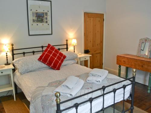 A bed or beds in a room at Tide Cottage 