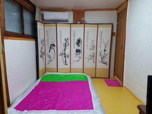Кровать или кровати в номере Dajayon Hanok Stay