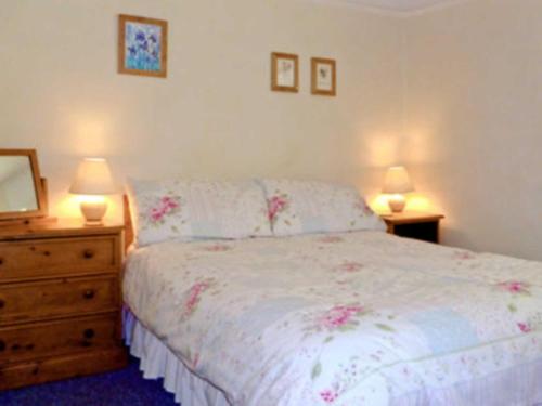 A bed or beds in a room at Glenroyd Cottage 