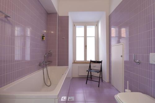ein Badezimmer mit einer Badewanne, einem WC und einem Waschbecken in der Unterkunft Julija&Robert's Riverview Apartments and Rooms in Ljubljana