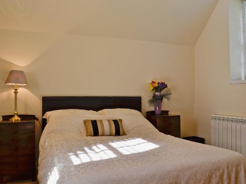 A bed or beds in a room at Iona Cottage 