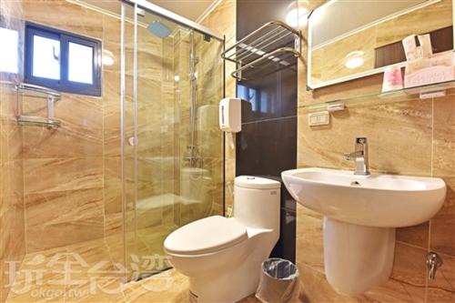 uma casa de banho com um WC, um lavatório e um chuveiro em Sea Sky Love Homestay em Magong