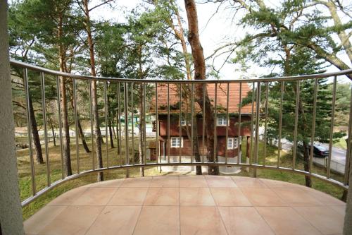 d'un balcon avec vue sur une maison. dans l'établissement Apartamenty Świnoujście - Rezydencja Żeromskiego, à Świnoujście