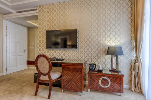 a room with a desk with a television on a wall at Royal Palace in Turčianske Teplice