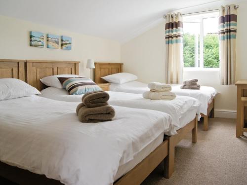 A bed or beds in a room at Threeways 