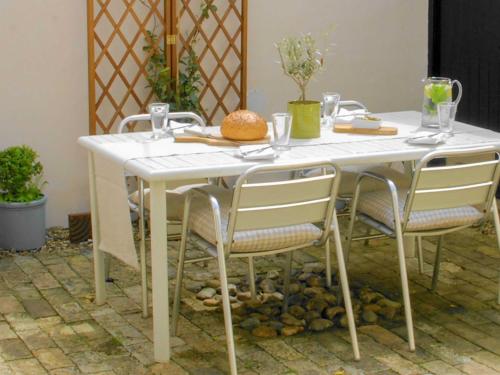 A restaurant or other place to eat at Bankhouse 