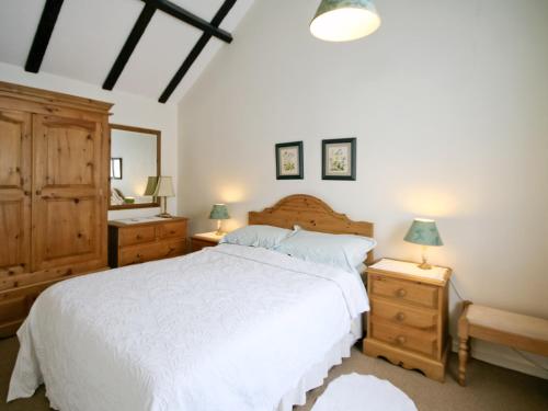 A bed or beds in a room at The Coach House II 