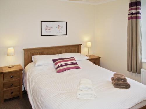 A bed or beds in a room at Threeways 