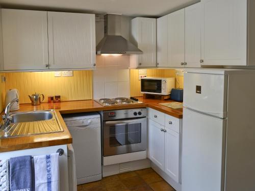 A kitchen or kitchenette at Snowdrop Cottage 
