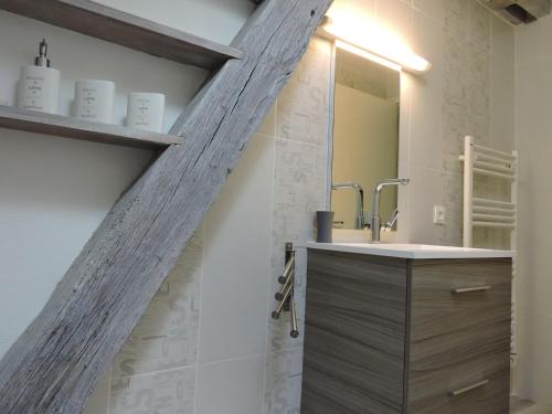 a bathroom with a sink and a mirror at Orée des Prairies in Mareuil-sur-Cher