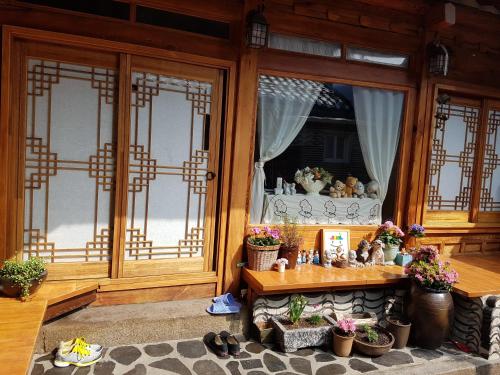 Фотография из галереи Dajayon Hanok Stay в Сеуле