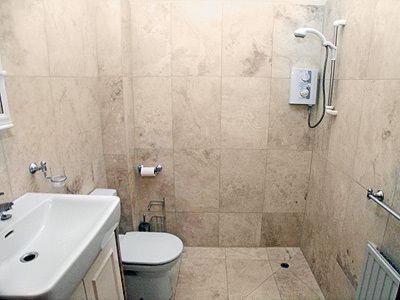 A bathroom at Gables Cottage 