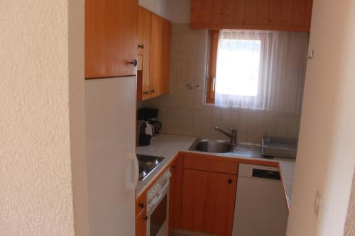 Kuchyň nebo kuchyňský kout v ubytování appartement dans le centre thermal les Sources Ovronnaz