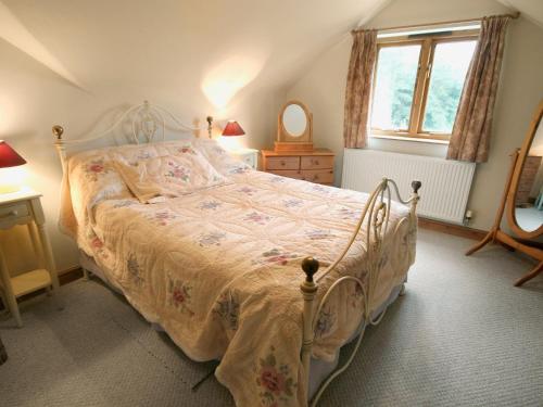A bed or beds in a room at Grange Cottage 