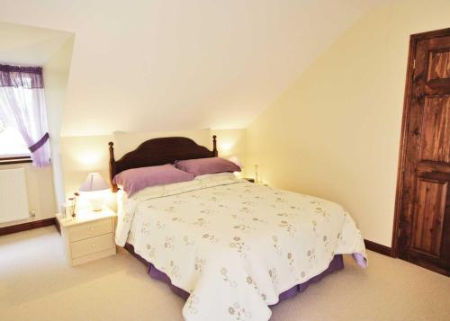 A bed or beds in a room at Arum Cottage 