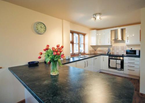 A kitchen or kitchenette at Lower Granary 