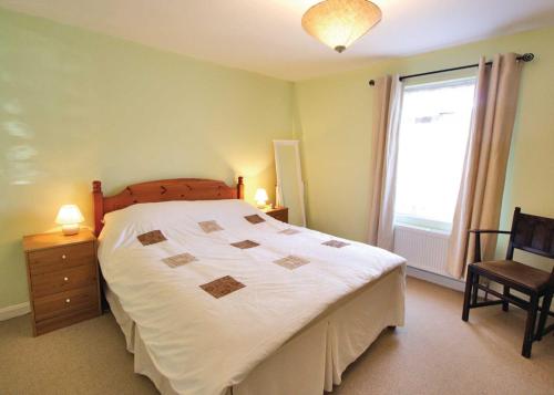 A bed or beds in a room at Chalk Pit Cottage 