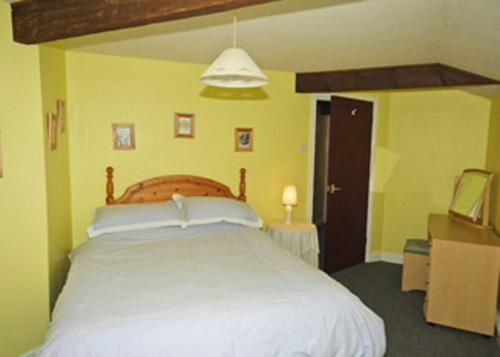 A bed or beds in a room at Mill Cottage 