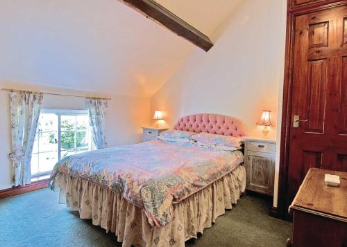 A bed or beds in a room at Harland Cottage 