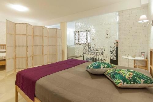 スペルロンガにあるCasa Vacanza Limonaia Loftの大きなベッドとバスルームのある寝室