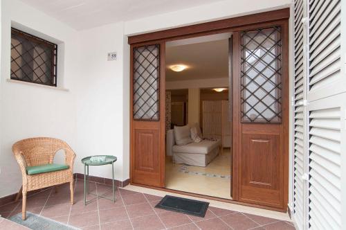 スペルロンガにあるCasa Vacanza Limonaia Loftのドア、椅子、ソファが備わる客室です。