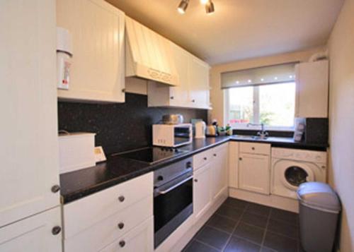 A kitchen or kitchenette at Chalk Pit Cottage 