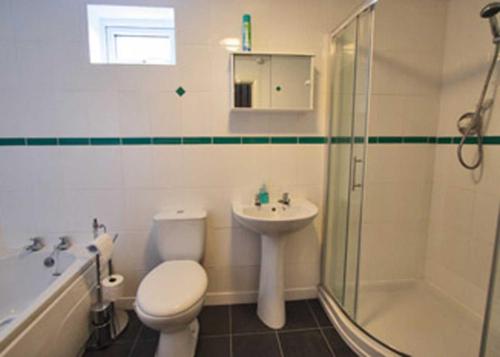 A bathroom at Chalk Pit Cottage 