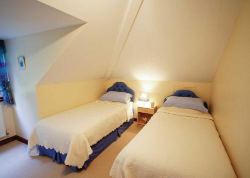 A bed or beds in a room at Arum Cottage 