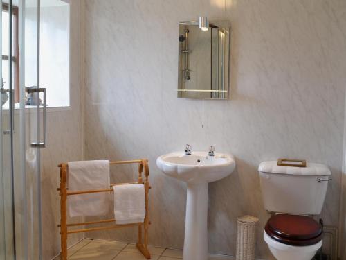 A bathroom at The Dairy Cottage 