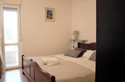 1 dormitorio con 2 camas y ventana en Rock & Sun en Split