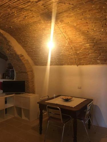 a table in a room with a light on the ceiling at Le Antiche Mura in Irsina