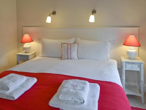 A bed or beds in a room at Greystones Cottage 