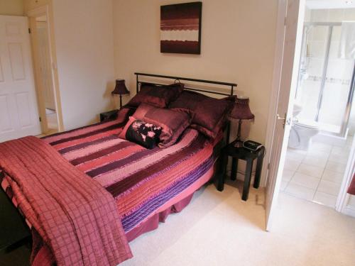 A bed or beds in a room at Willow Cottage 