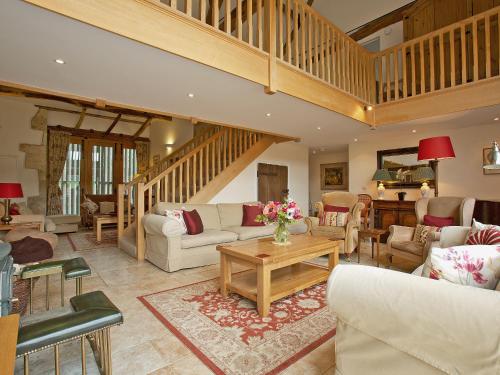 A seating area at Tom'S Barn 