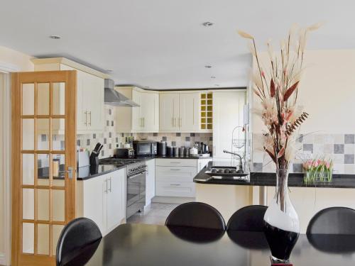 A kitchen or kitchenette at Willow Cottage 