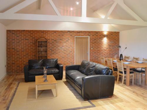 A seating area at Cooks Farm Barn No5 