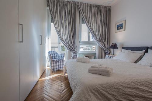 une chambre avec un grand lit avec des serviettes dessus dans l'établissement Corso del Popolo Suite by Welc(H)ome, à Trévise