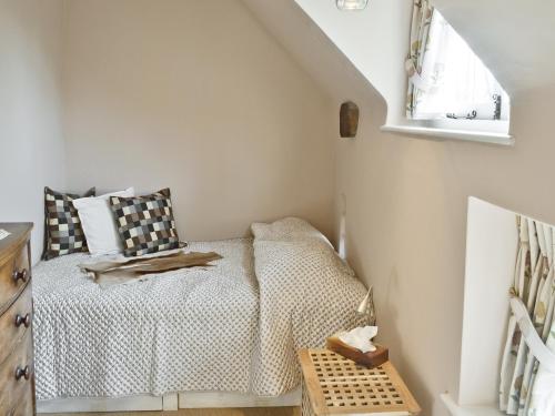 A bed or beds in a room at Tancrey Cottage 
