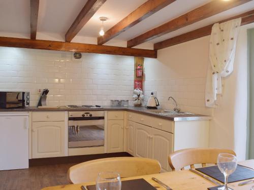 A kitchen or kitchenette at The Coach House 