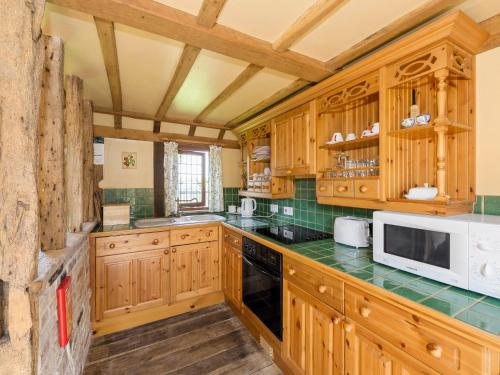 A kitchen or kitchenette at The Old Stable 