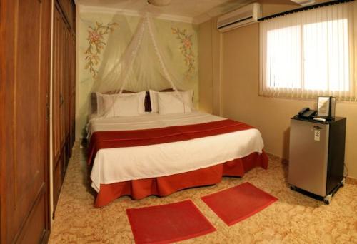 Giường trong phòng chung tại Hotel D' Leon Inn