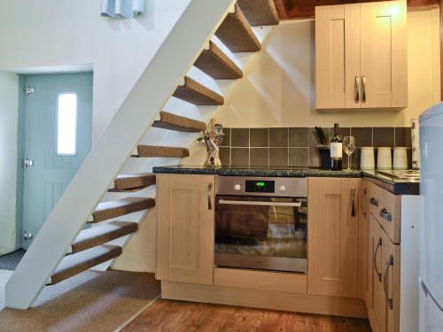 A kitchen or kitchenette at Brynbanc Cottage 