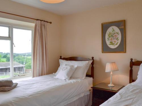 A bed or beds in a room at Stable Cottage 