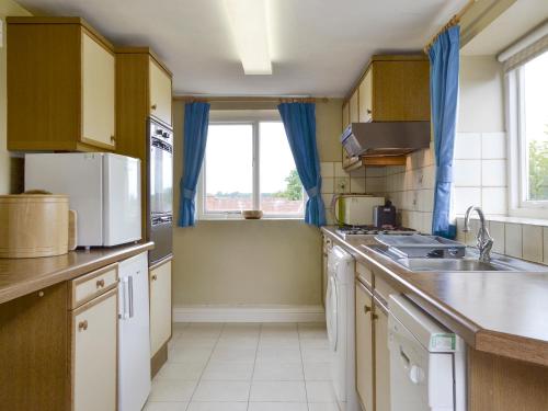 A kitchen or kitchenette at Stable Cottage 