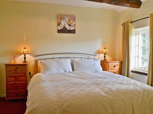 A bed or beds in a room at Shrimp Cottage 