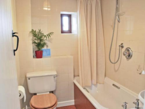 A bathroom at The Old Cart-Shed 